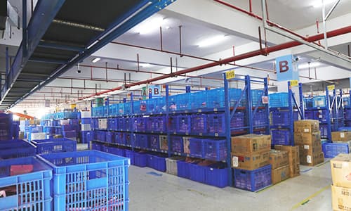 Storage racks, plastic crates and cartons in the DIYASI factory